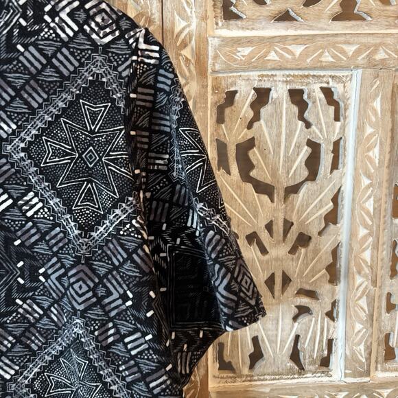 Catherines Womens 3/4 Sleeve Paisley Top Size 4X Black V Neck Fairy Grunge Boho - Picture 3 of 8